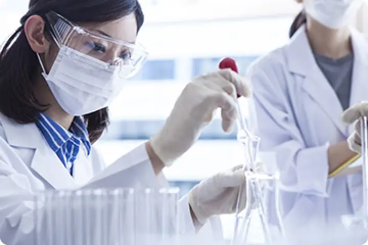 研究員がスポイトを持って、研究している様子