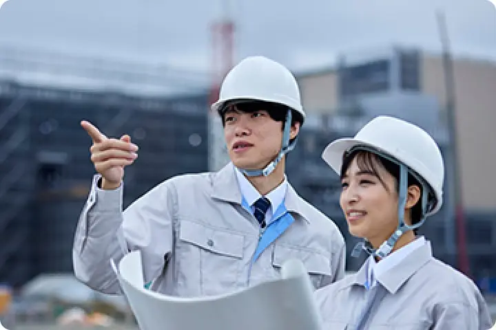 建設作業員が図面を見ながら確認をしている様子