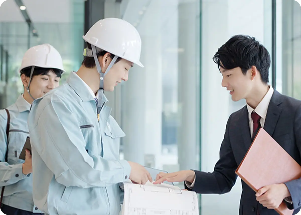 作業前の確認から現場での補助作業、後作業まで幅広く支えるスタッフの様子