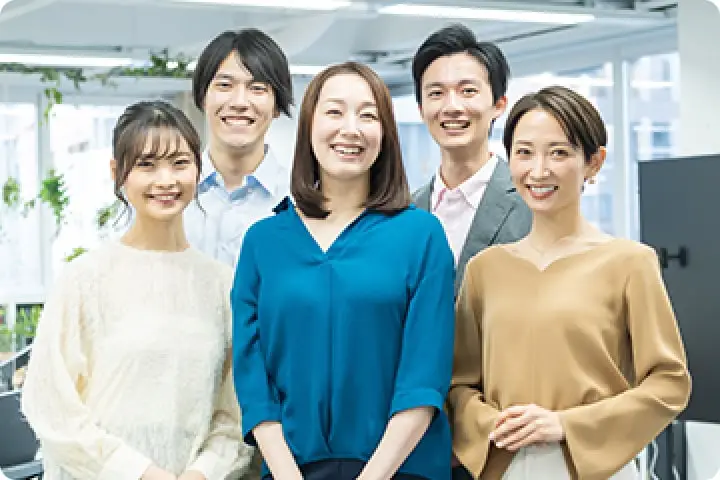 オフィスで働くスタッフのイメージ