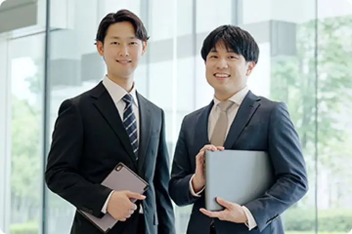 オフィスで働くスタッフのイメージ