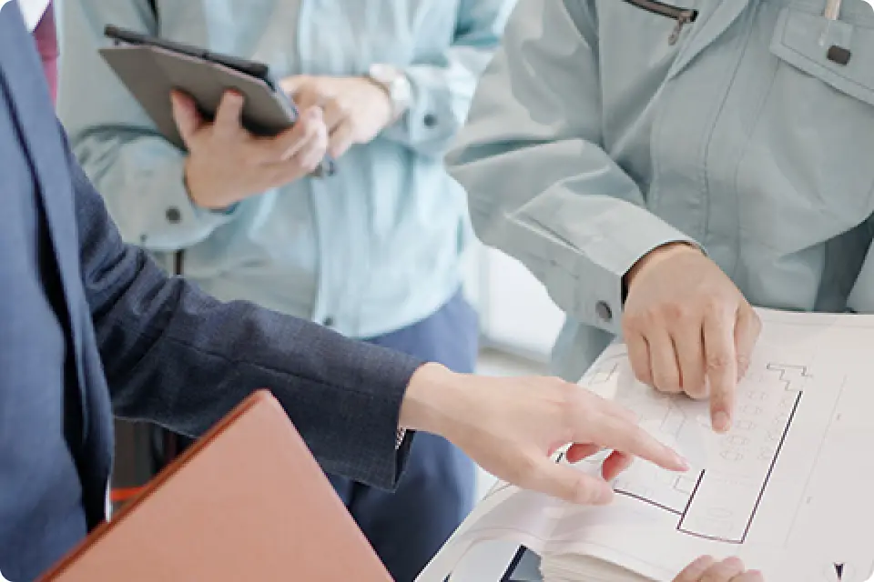 図面を見ながら打ち合わせをしている様子