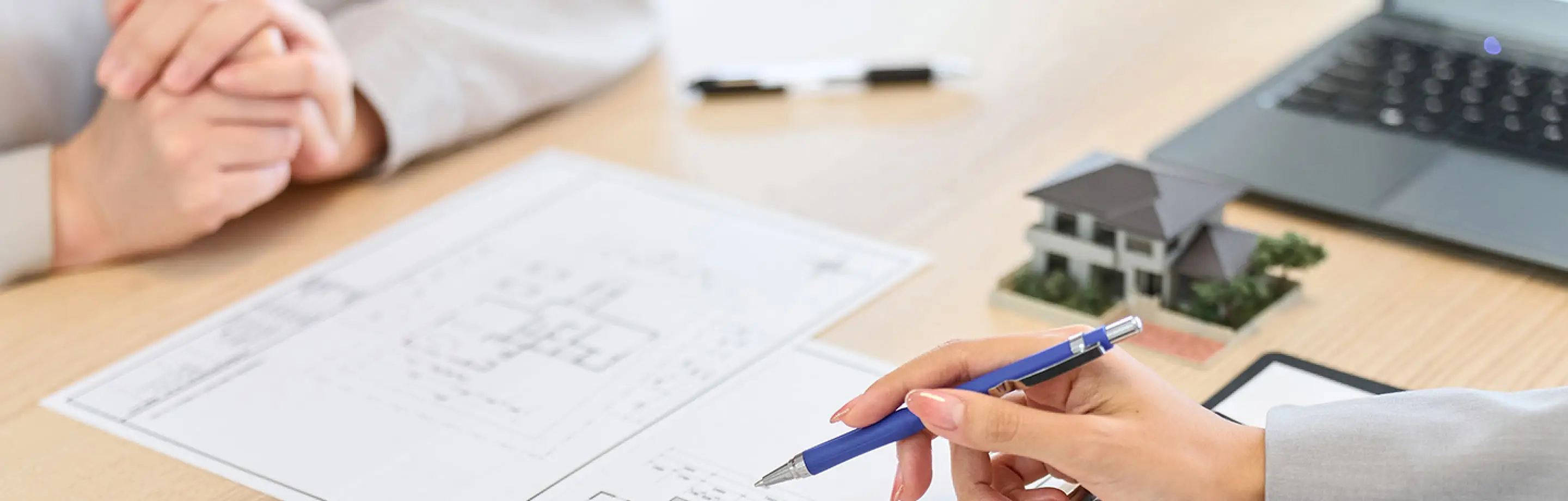 信頼できる住まいづくりの相談を行う様子