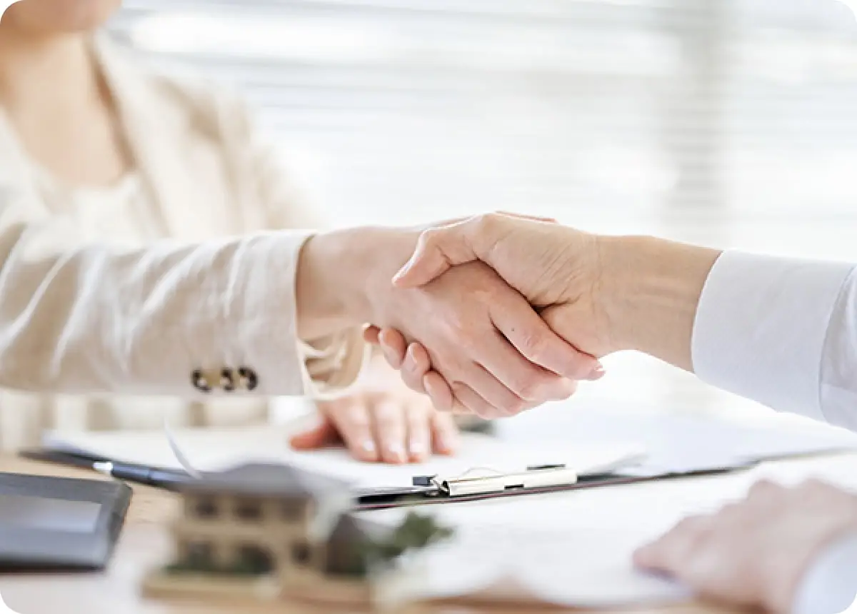 スタッフが握手をしている様子