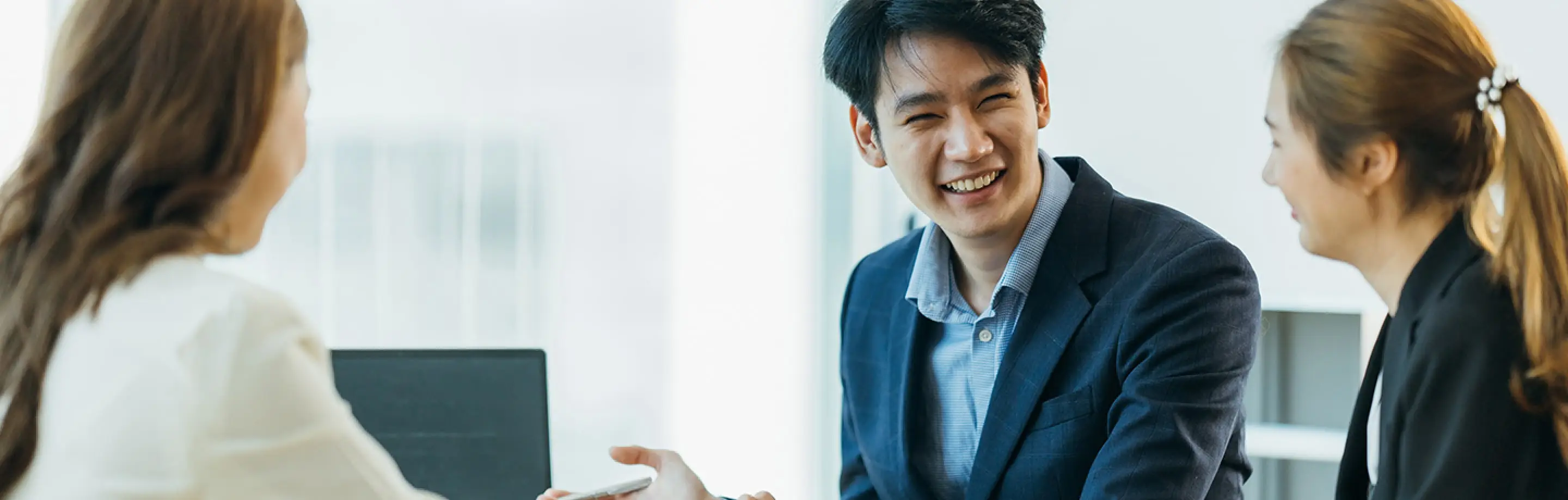 3人のスタッフが楽しく会話をしている様子