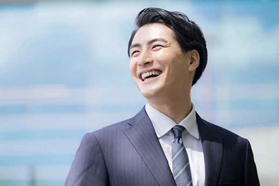 男性スタッフが笑顔でいる様子