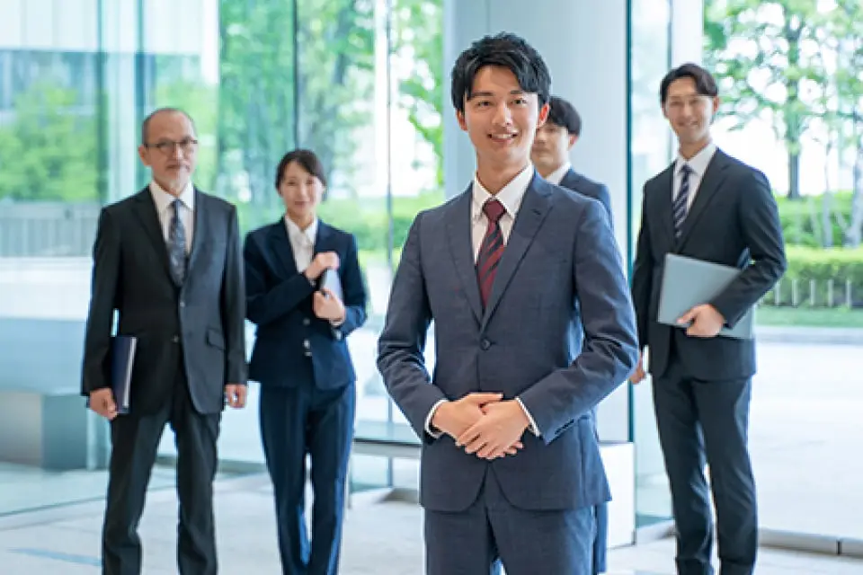 ベテランスタッフと若手スタッフが並んでいるイメージ