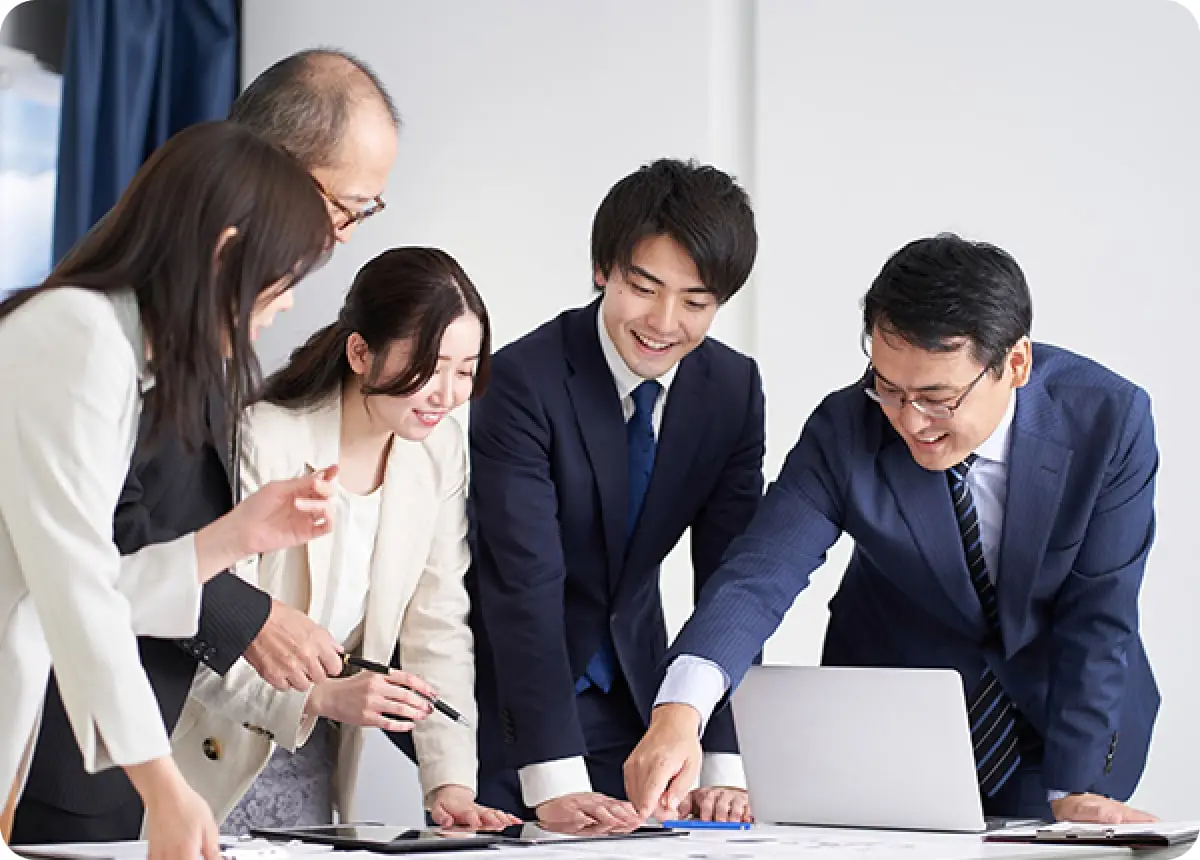 ベテラン、若手のスタッフが資料をもとに打合せをしている様子