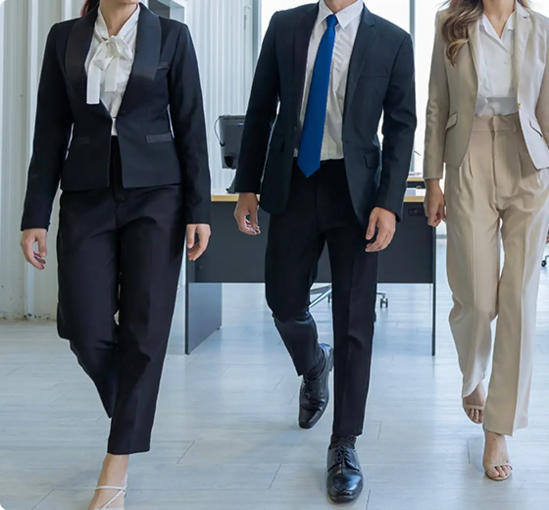 3人のスタッフが並んで歩いている様子