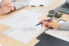 資料を見ながら打合せをしている様子