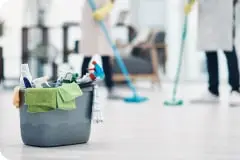 スタッフが清掃をしている様子