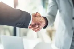 スタッフが握手をしている様子