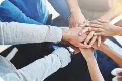 多くのスタッフが連携しているイメージ