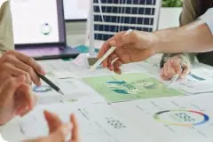 資料を見ながらスタッフが打合せをしている様子