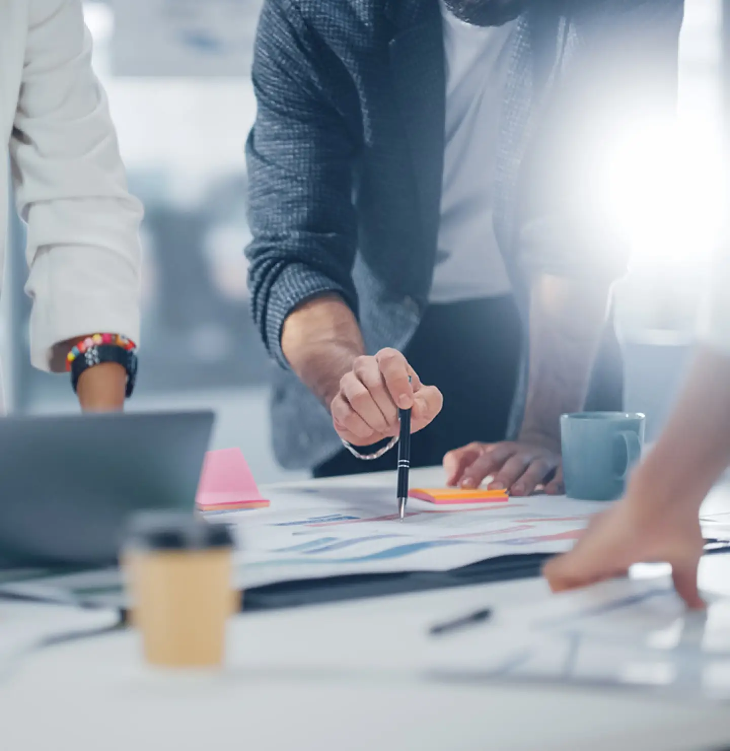 資料を見ながら複数人のスタッフが打合せをしている様子