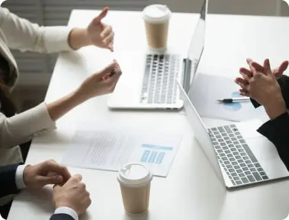 PCを見ながら打合せをしている様子