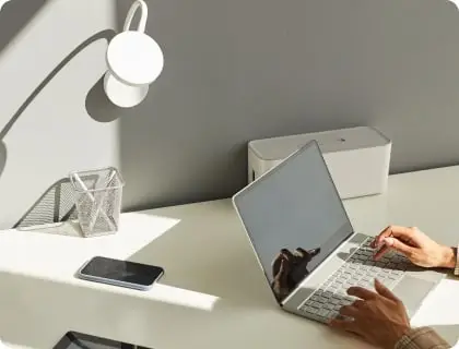 デスクでPC作業をしている様子