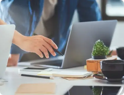 2人のスタッフがPC画面を見ながら打合せをしている様子