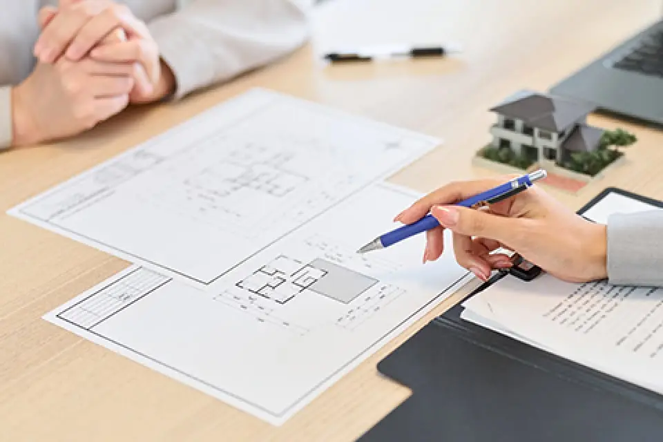 資料を見ながら打合せをしている様子