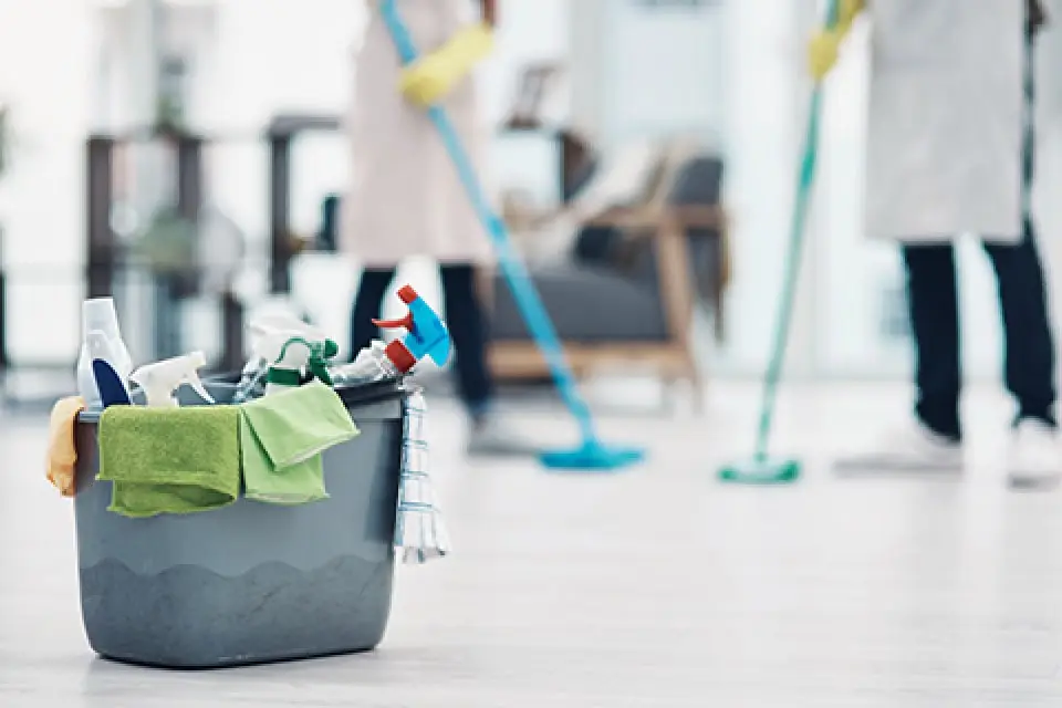 スタッフが清掃をしている様子