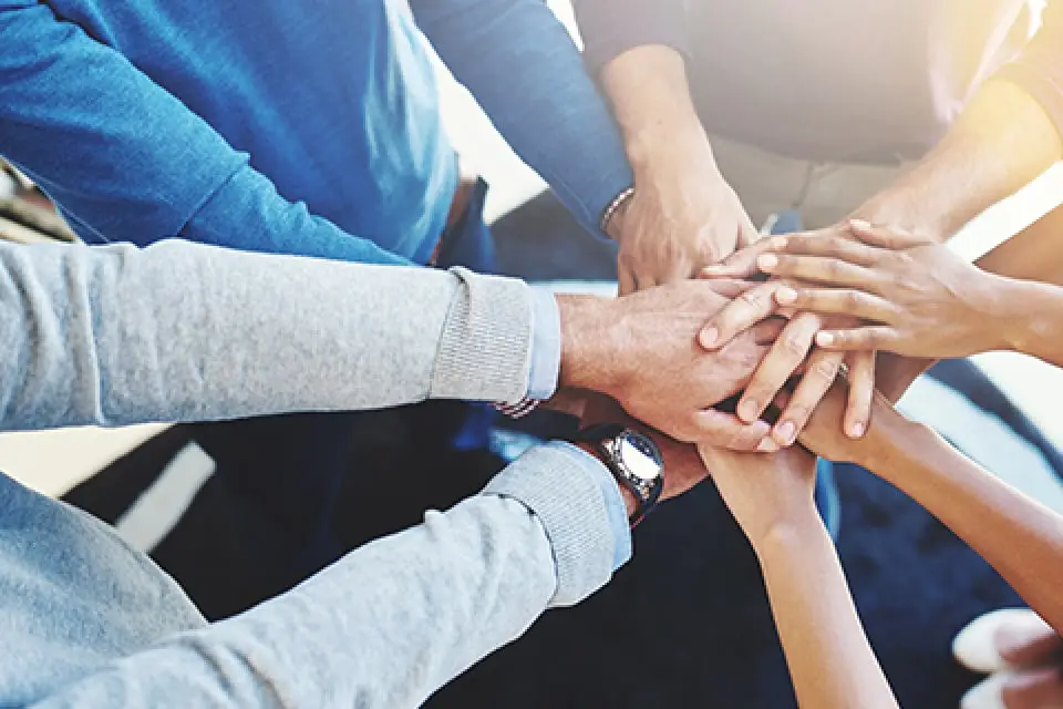 多くのスタッフが連携しているイメージ