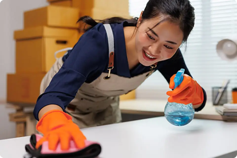 女性スタッフが机を掃除している様子