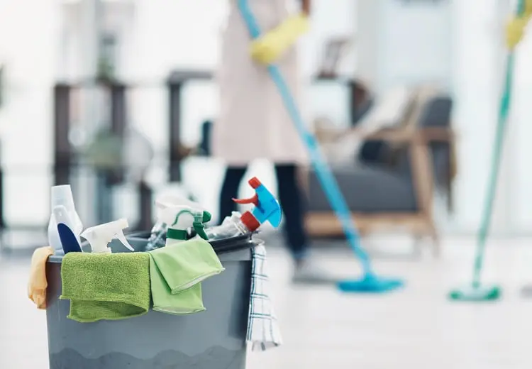 スタッフが清掃をしている様子