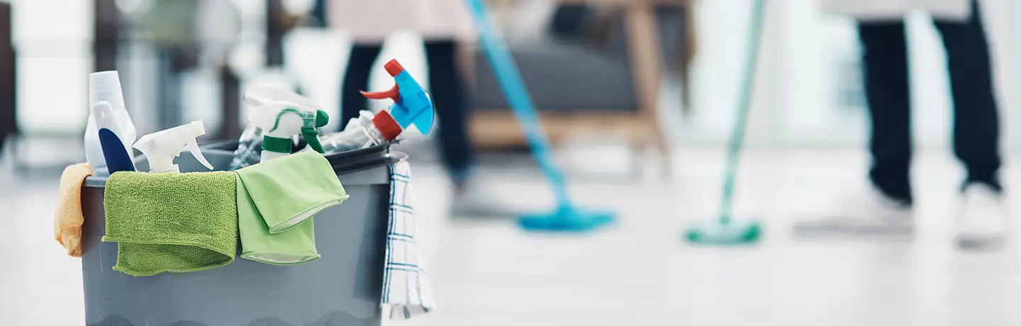 スタッフが清掃をしている様子