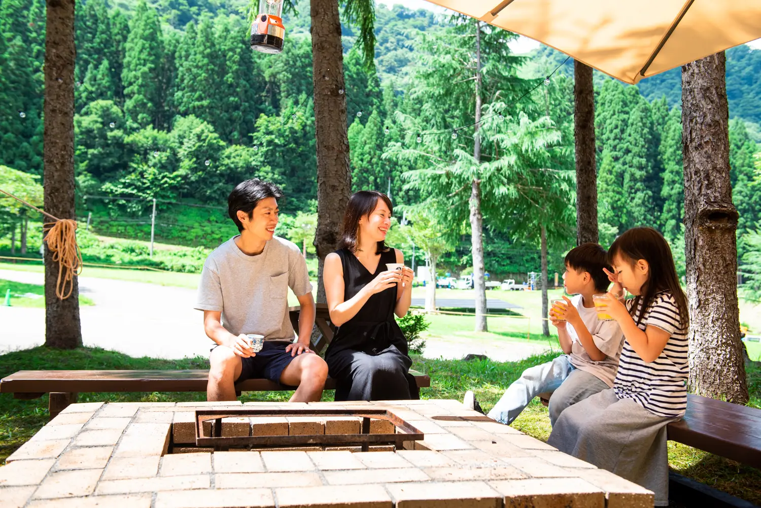 ベテラン、若手のスタッフが資料をもとに打合せをしている様子