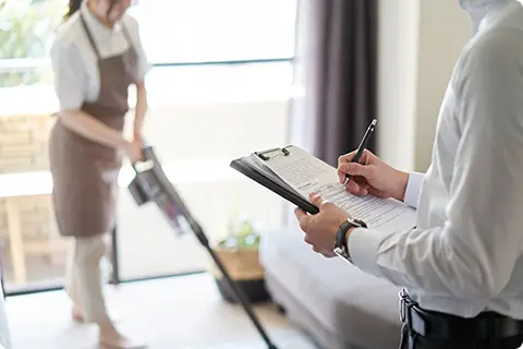 スタッフが清掃をしている様子を確認しているイメージ