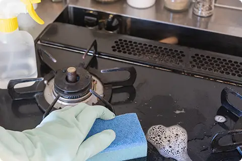 コンロを清掃している様子