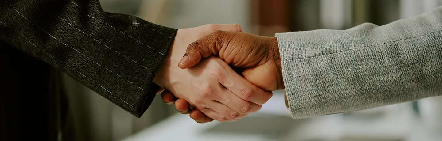 データをもとに信頼できる提案を行うビジネスミーティング