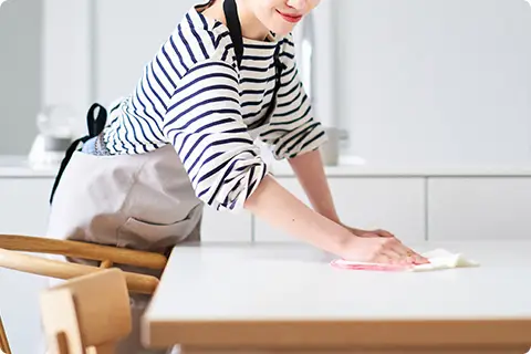 テーブルの清掃をしている様子