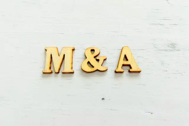 営業権譲渡の落とし穴。旅館業許可を「確実に」引き継ぐための実務ポイント