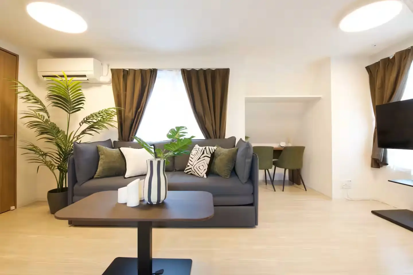 物件の鍵を信頼できるパートナーに渡している様子