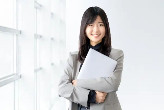 PCの画面を見ながら提案をおこなう打ち合わせの様子