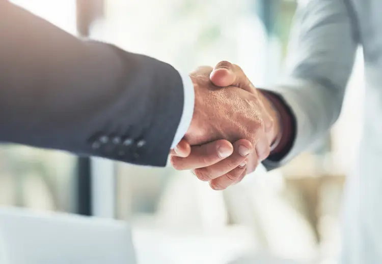 スタッフが握手をしている様子