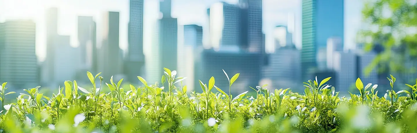 都市のビル群を背景にした緑のある風景