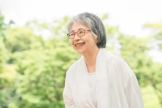 掃除用具を床に置いて清掃をしている様子